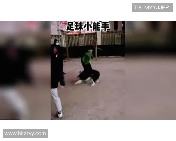 足球球星街头被粉丝认出引发围观 亲切回应粉丝热情互动现场温馨瞬间